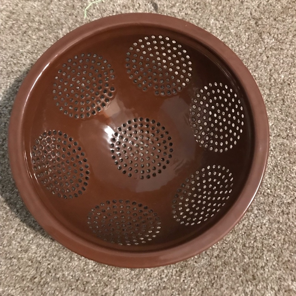 Enamelware 3 footed Metal colander/strainer Chocolate brown.